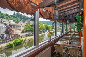 Der Blick über den Fluss Our von der Du Pont Restaurant.